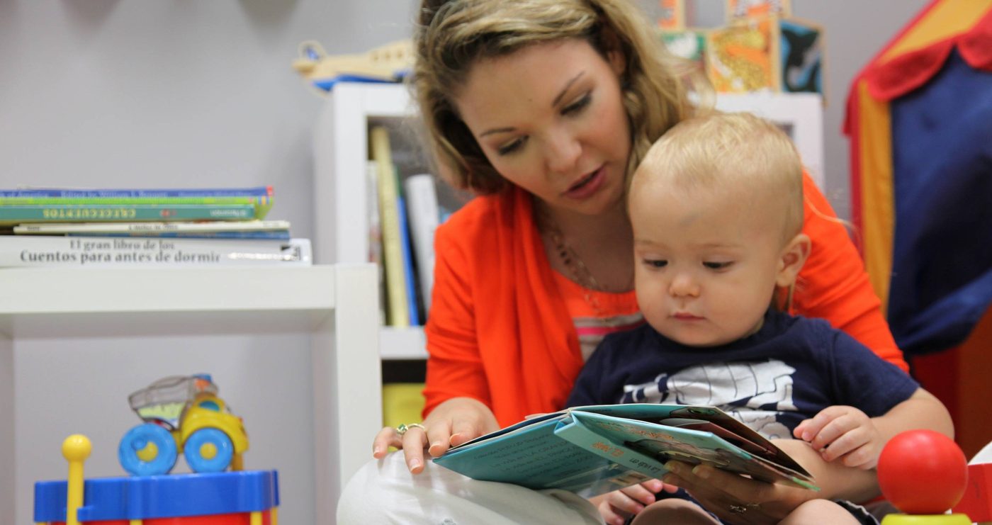 Beneficios de leer con tu bebé: ¿Por qué la AAP lo recomienda?