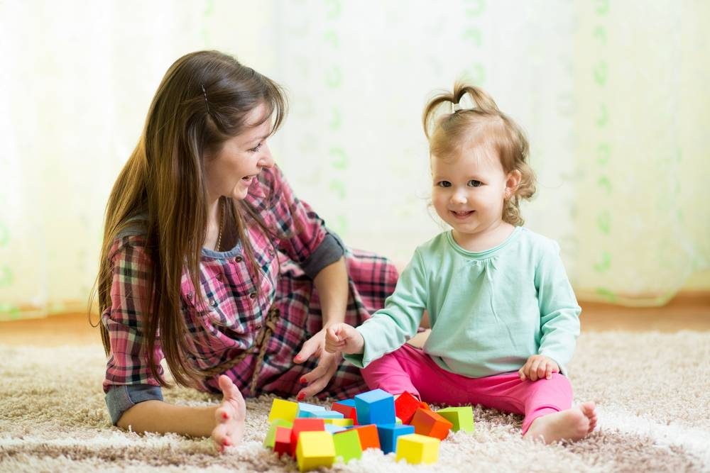 ¿Cómo enseñar a un bebé a sentarse solo?