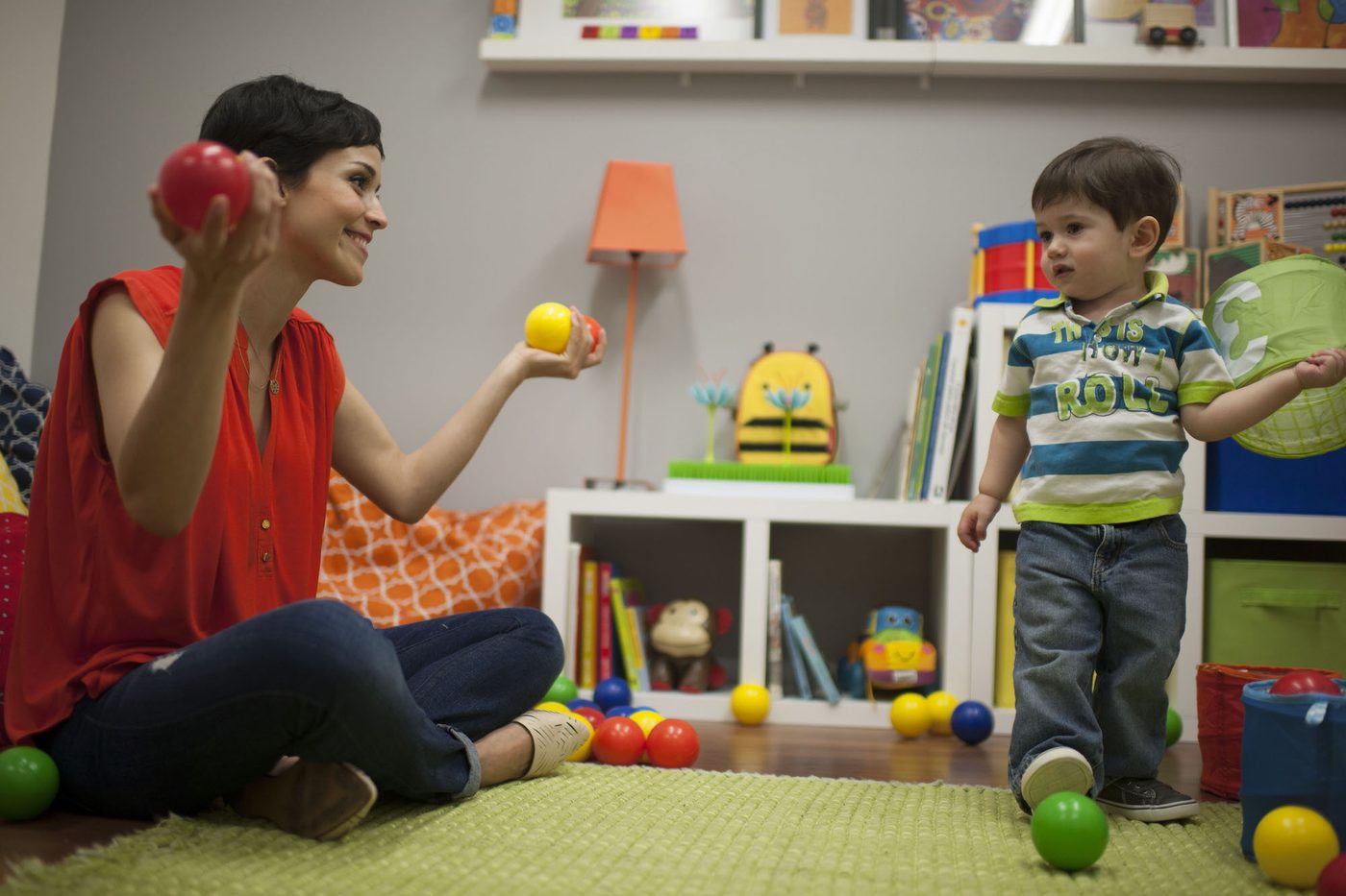¿Cómo ayuda comprender la causa y efecto a mi hijo?