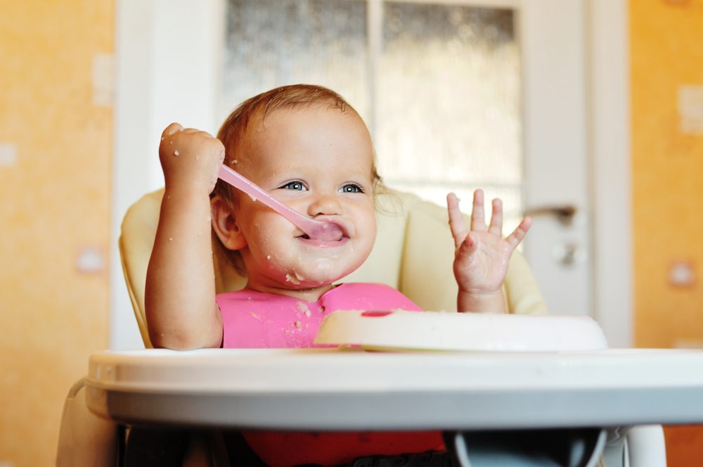 ¿Cuánto debe comer mi bebé al introducir alimentos sólidos?