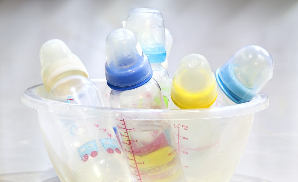 ¿Cómo se deben esterilizar los biberones de mi bebé?
