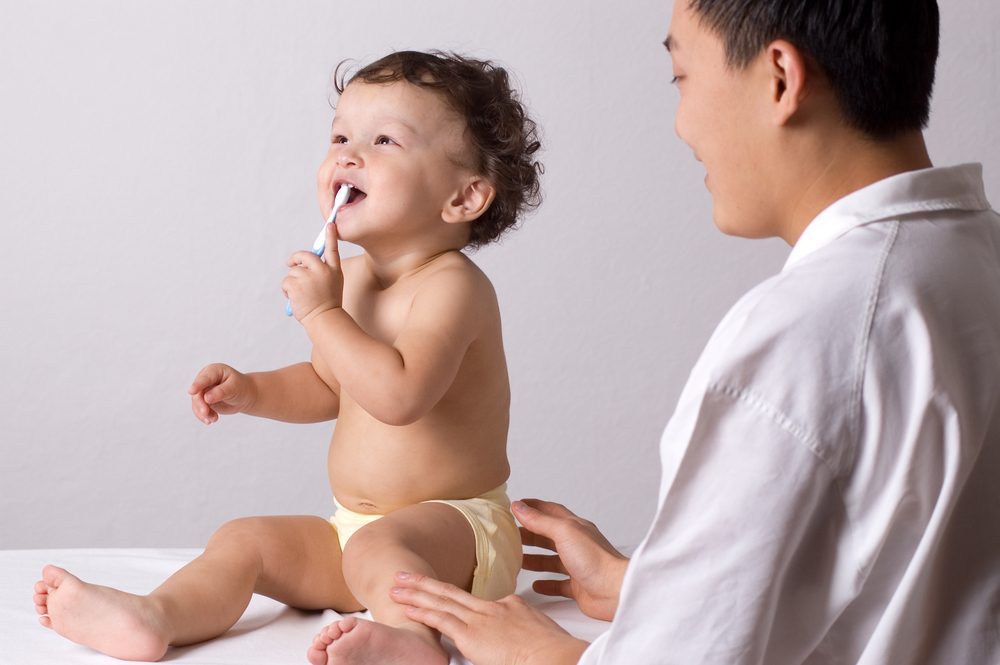 ¿Por qué debo limpiar los dientes de mi bebé?