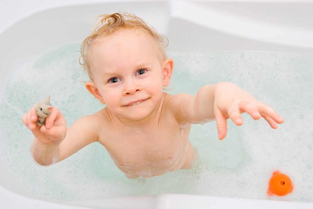 ¡Ayuda! Mi bebé quiere ponerse de pie cuando lo baño