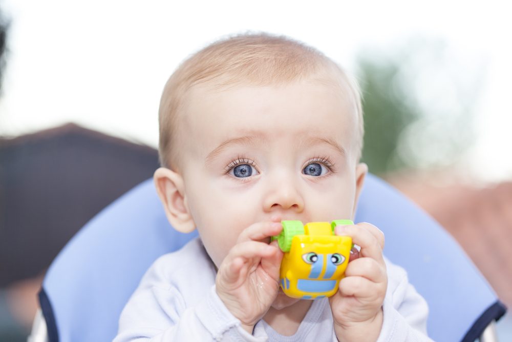 ¿Por qué los bebés se meten todo en la boca?