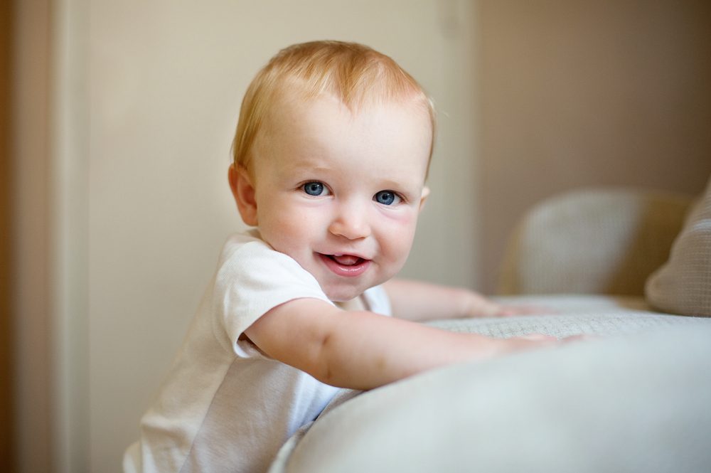 ¿A qué edad se pone de pie un bebé?