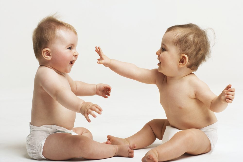 ¿Cómo los bebés desarrollan habilidades sociales?