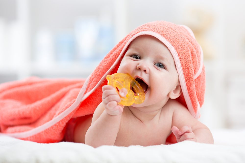 ¿Por qué los bebés se llevan todo a la boca?