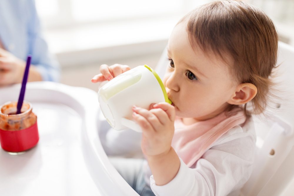 ¿Cómo hago la transición de mi hijo del biberón a un vaso?