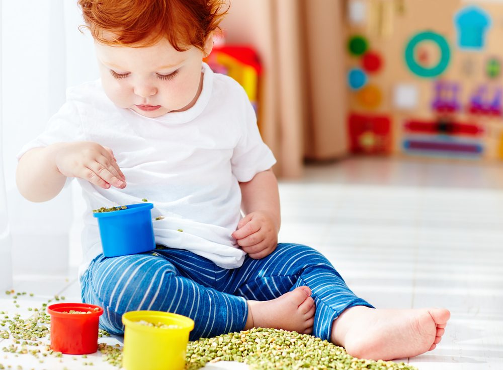 ¿Cómo puedo ayudar a mi hijo a desarrollar el agarre de pinza?