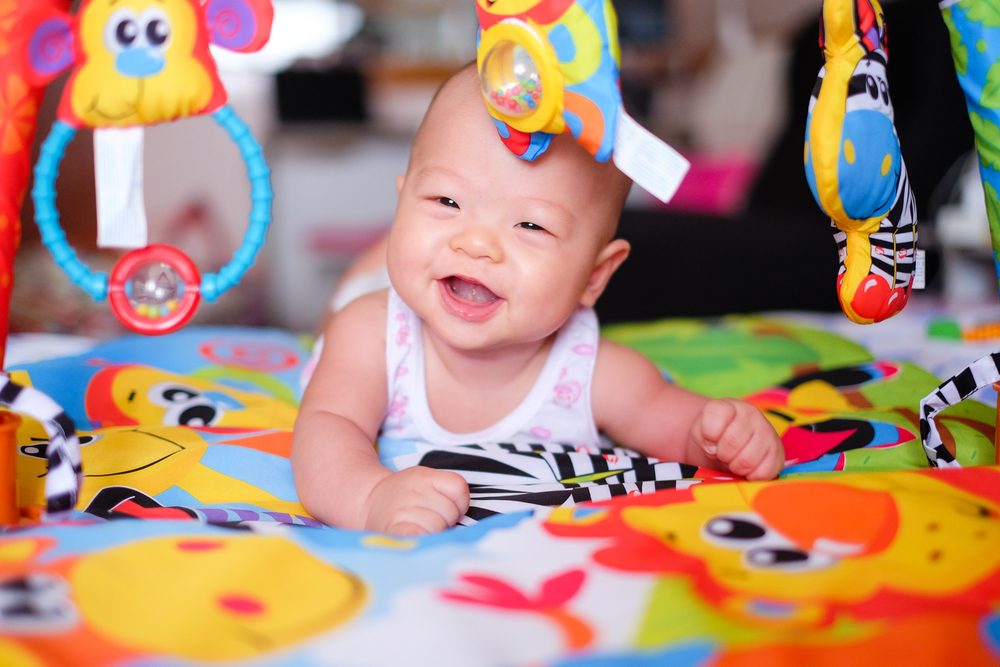 ¿A qué edad controlan la cabeza los bebés?