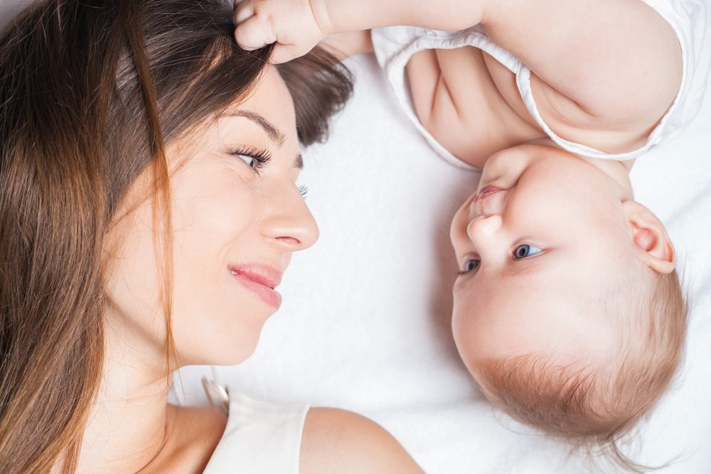 ¿Cuándo descubren sus manos los bebés?