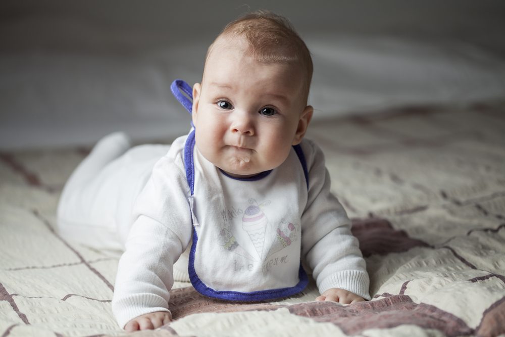 ¿Por qué mi bebé babea mucho y qué debo hacer?