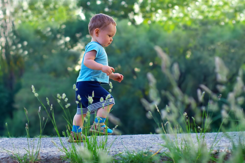 ¿Cómo puedo fomentar las habilidades físicas de mi hijo?