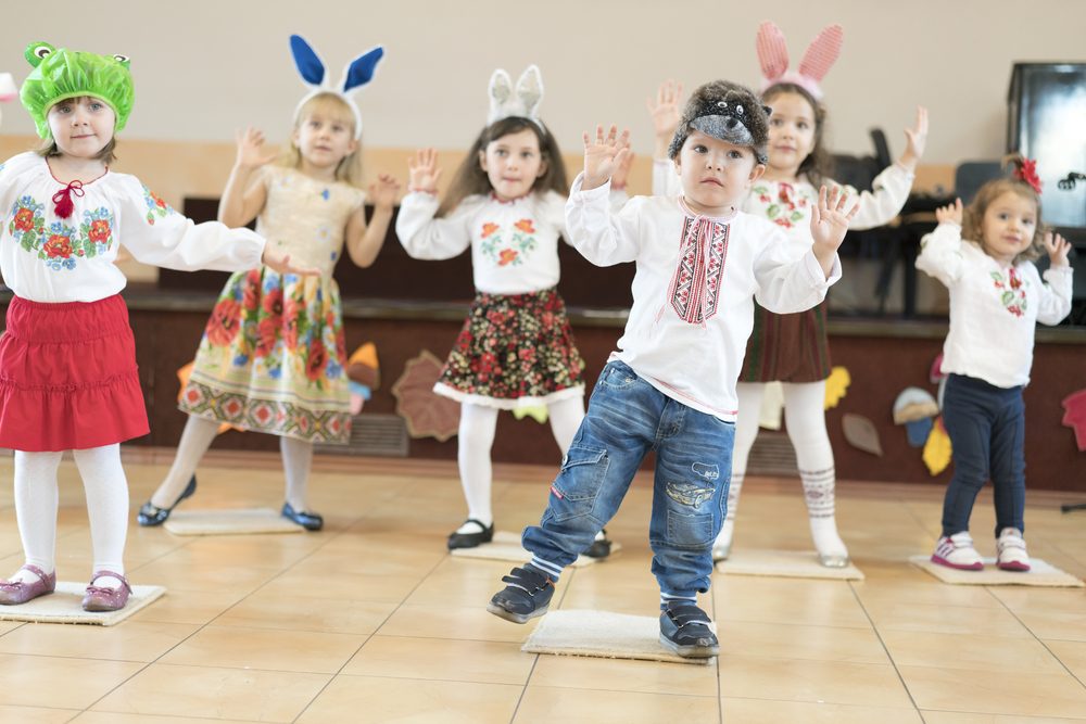 ¿Cómo deben practicar los niños para seguir instrucciones?
