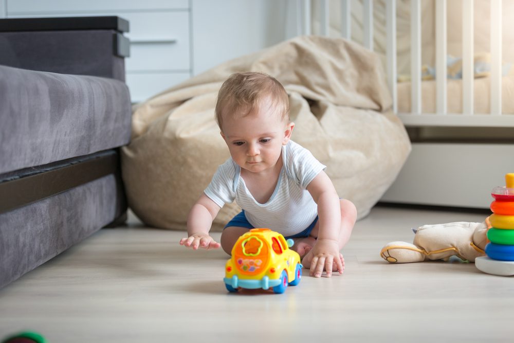 ¿Cuándo debería preocuparme si mi bebé no gatea?