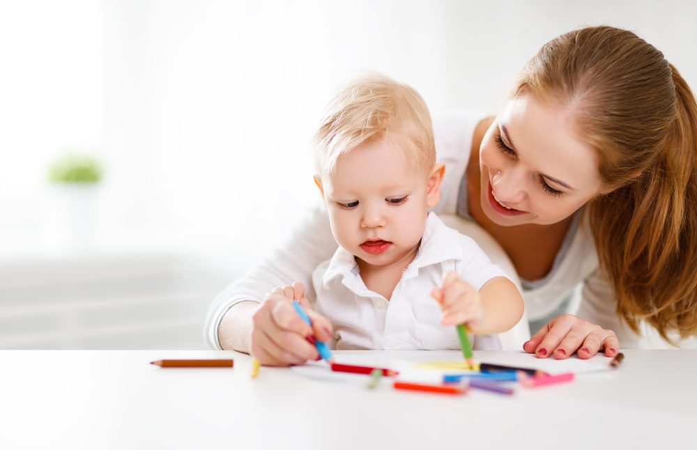 Cómo desarrollar el agarre del lápiz de tu hijo para una mejor escritura