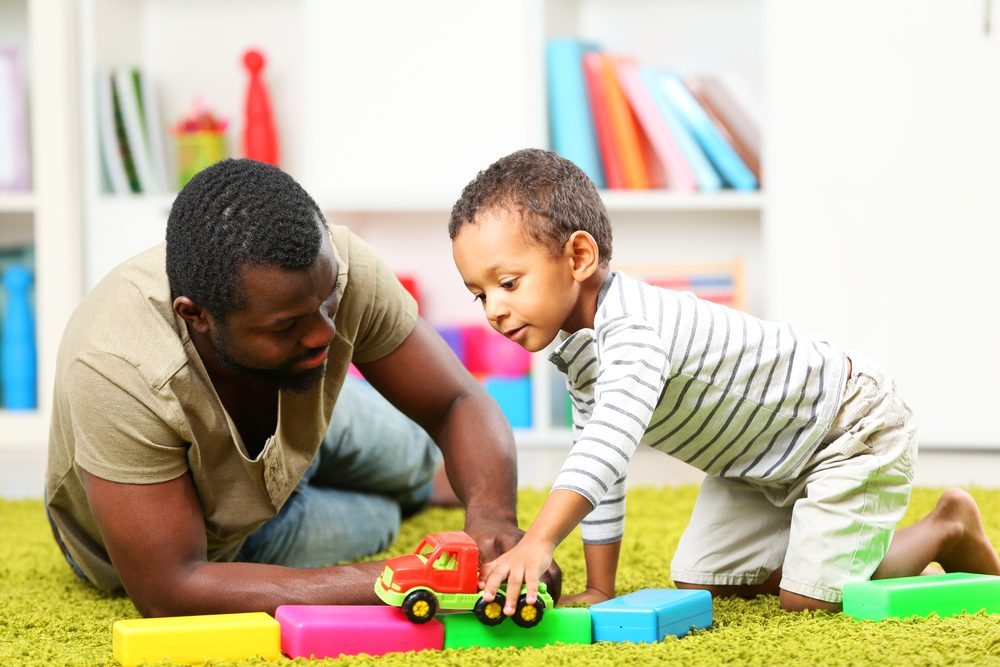 ¿Cómo puedo enseñar habilidades de resolución de problemas a mi hijo?