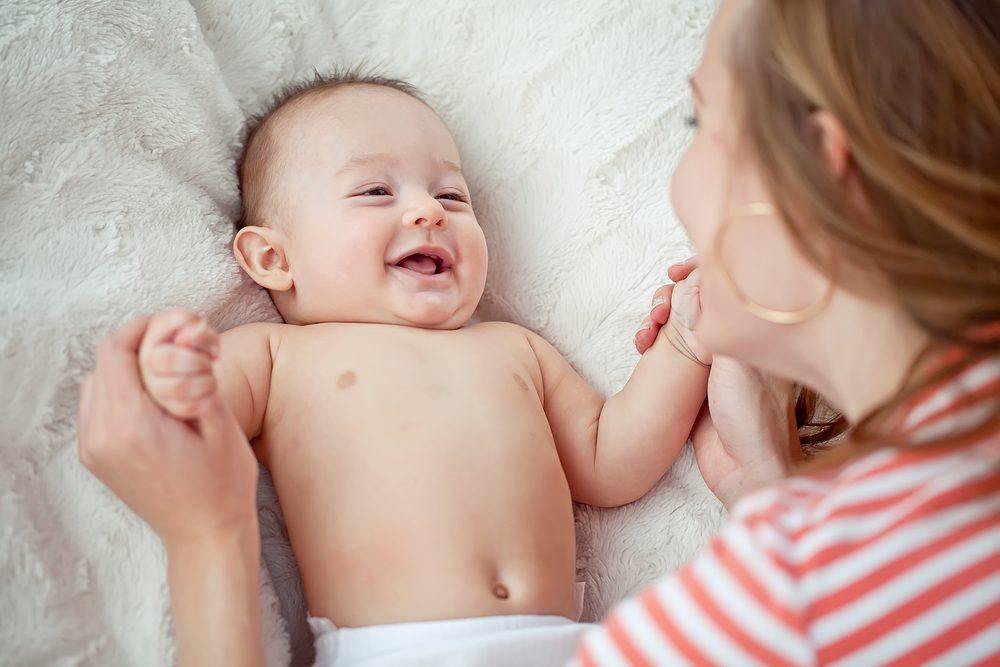 ¿Por qué mi bebé tiene los puños cerrados?
