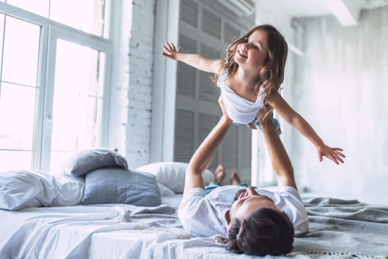 Cómo es que los padres ayudan a sus hijos a desarrollar la teoría de la mente