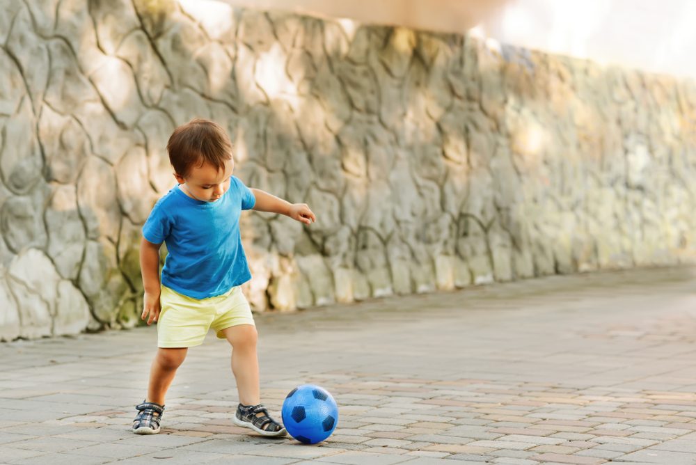 ¿Cuándo aprenden los niños a patear una pelota?