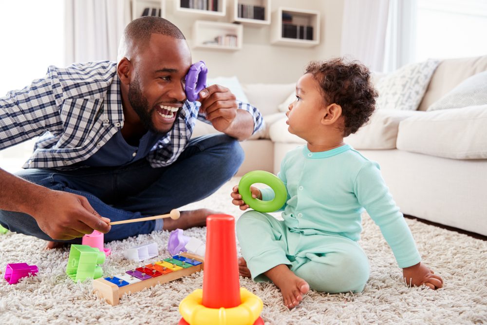 ¿Por qué practicar servir y devolver con sus hijos?