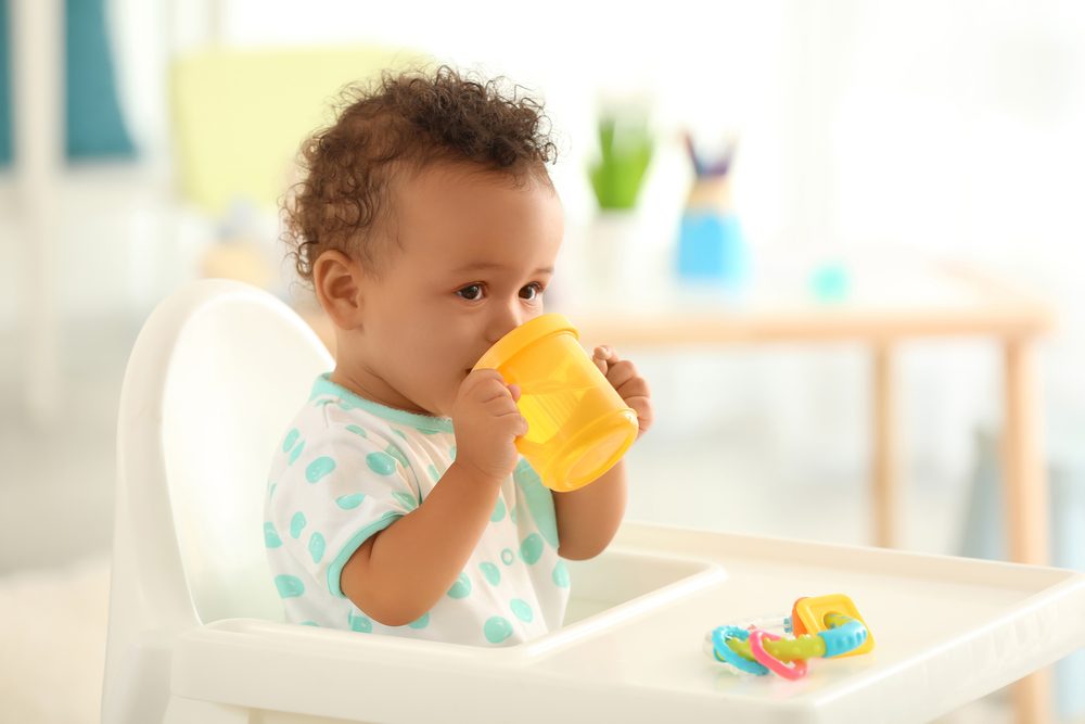 ¿Mi bebé debe de tomar agua?