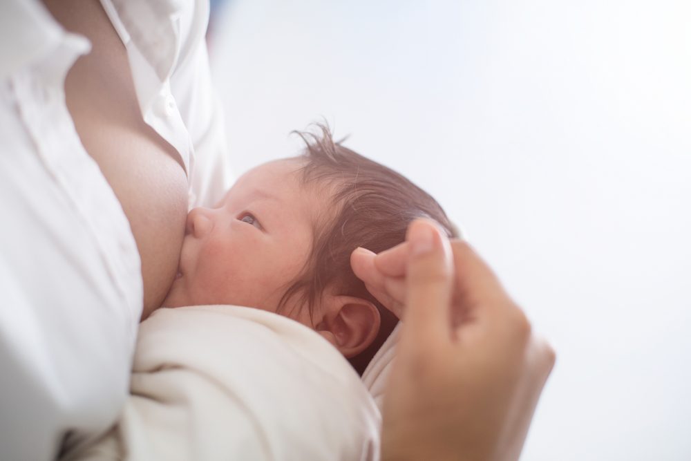 ¿Cómo evitar que mi bebé se atragante mientras lo amamanto?
