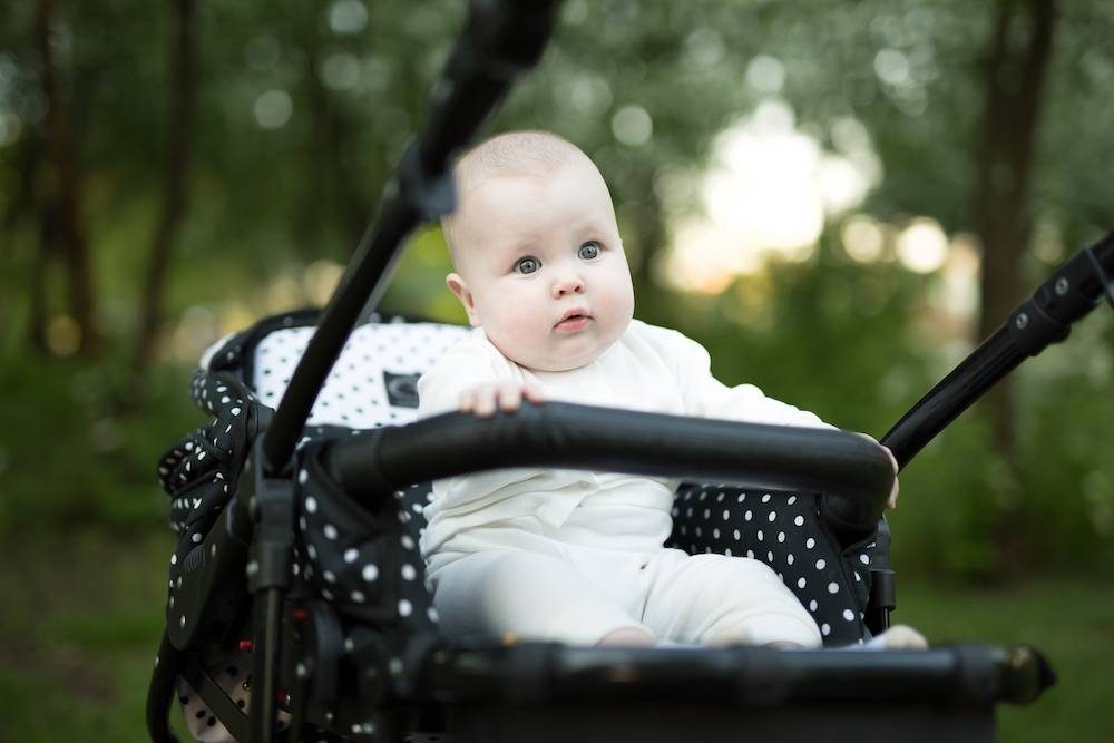 ¿A qué edad puedo poner a mi bebé en la carriola?