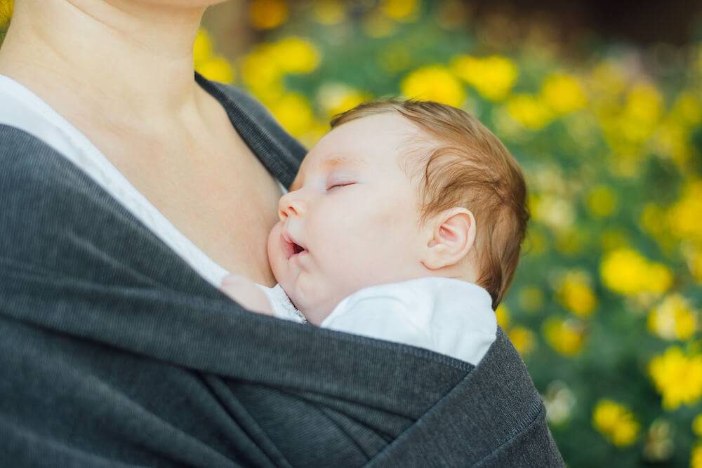 Siestas de contacto: una forma gentil de ayudar a tu bebé a dormir