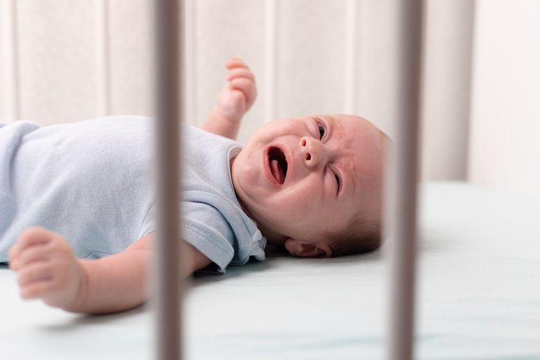 ¿Por qué mi bebé recién nacido despierta de noche y duerme de día?