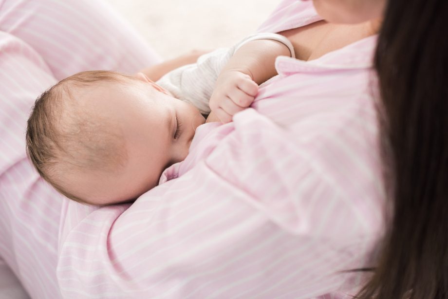 ¿Qué hacer si mi bebé duerme durante las tomas?
