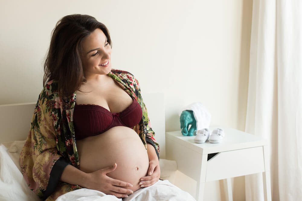 ¿Un bebé encajado es una señal de parto normal?