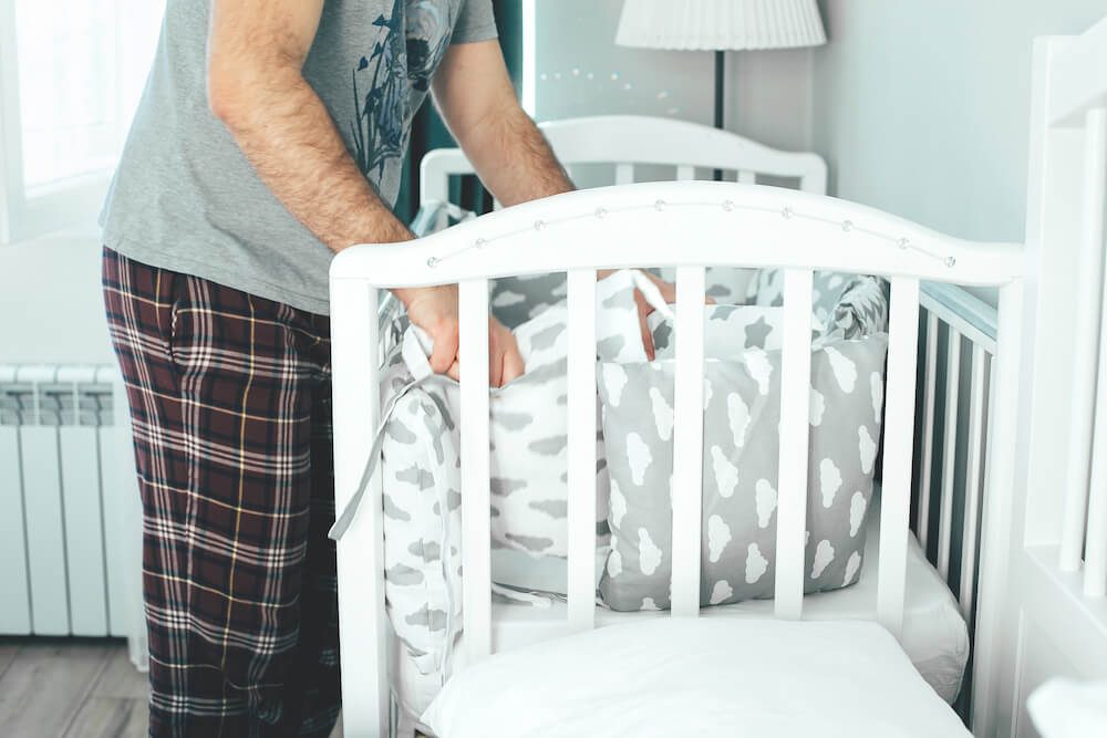 ¿Los protectores de cuna y las cunas inclinadas son seguros para mi bebé?