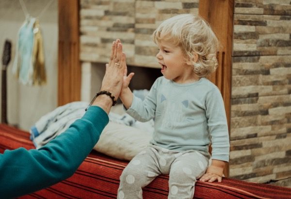 ¿Qué hitos cognitivos está desarrollando mi bebé de 13 a 15 meses?