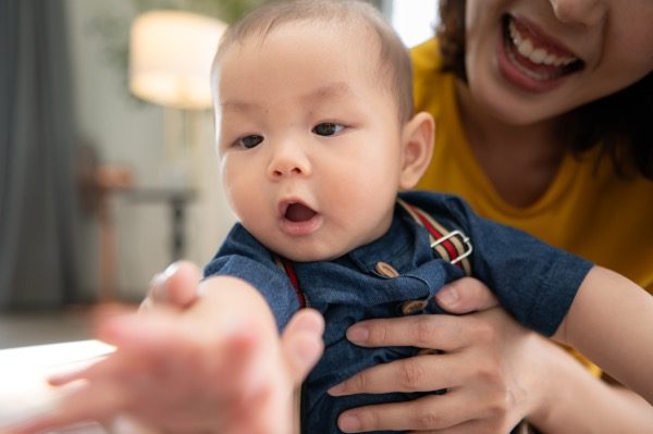 ¿Qué hitos lingüísticos está desarrollando mi bebé de 13 a 15 meses?