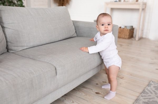 ¿Qué hitos físicos está desarrollando mi bebé de 13 a 15 meses?