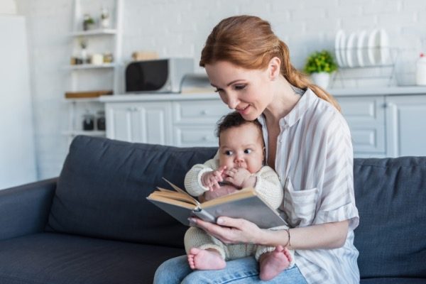Cómo leer a tu bebé de 2-3 meses