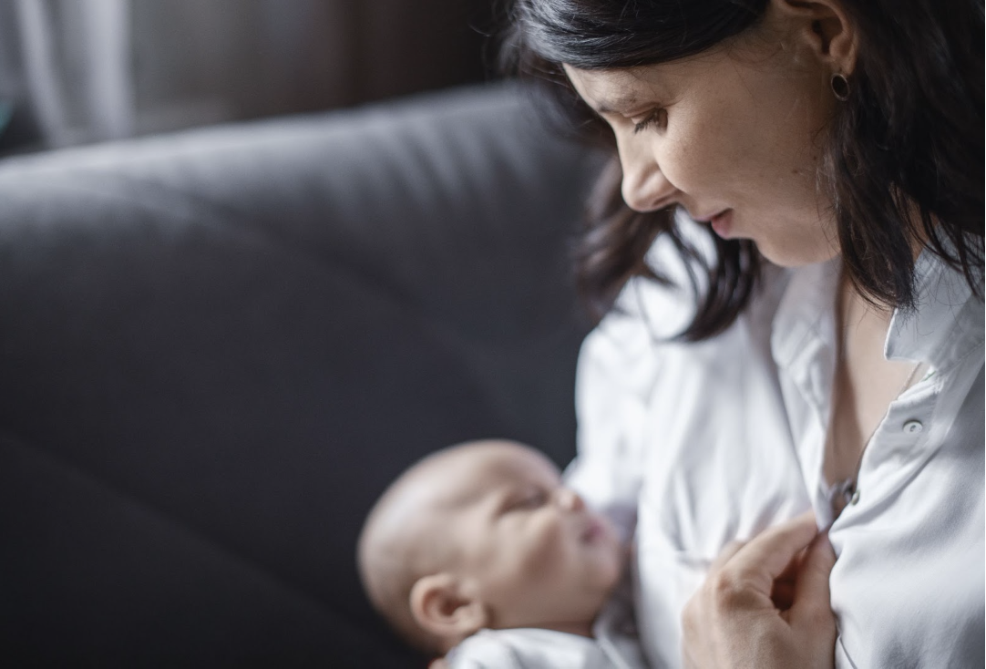 ¿Se puede amamantar con implantes?