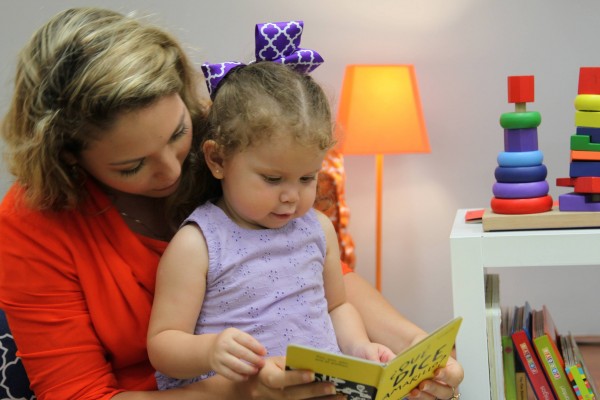 madre y su bebé leyendo un libro infantil