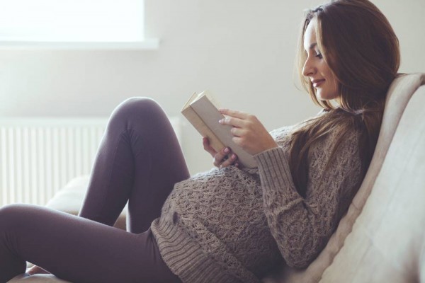 mujer embarazada leyendo un libro