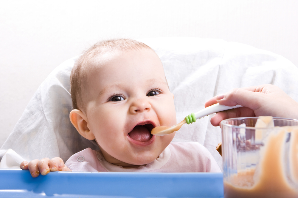 bebé de 6 meses comiendo papilla