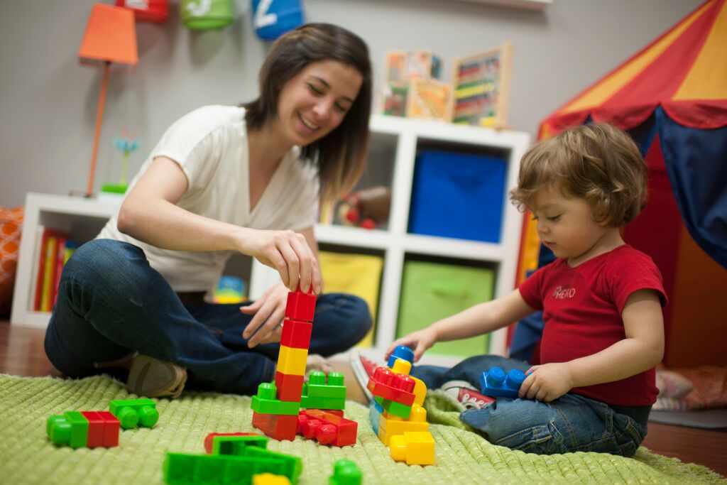 madre e hijo jugando con juguetes para bebé de 1 año o más