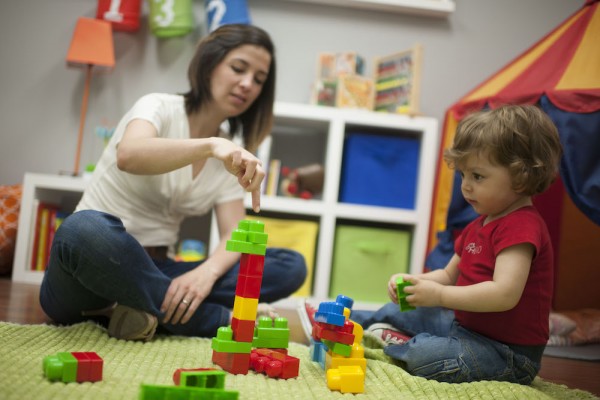 mamá y bebé jugando con bloques de colores