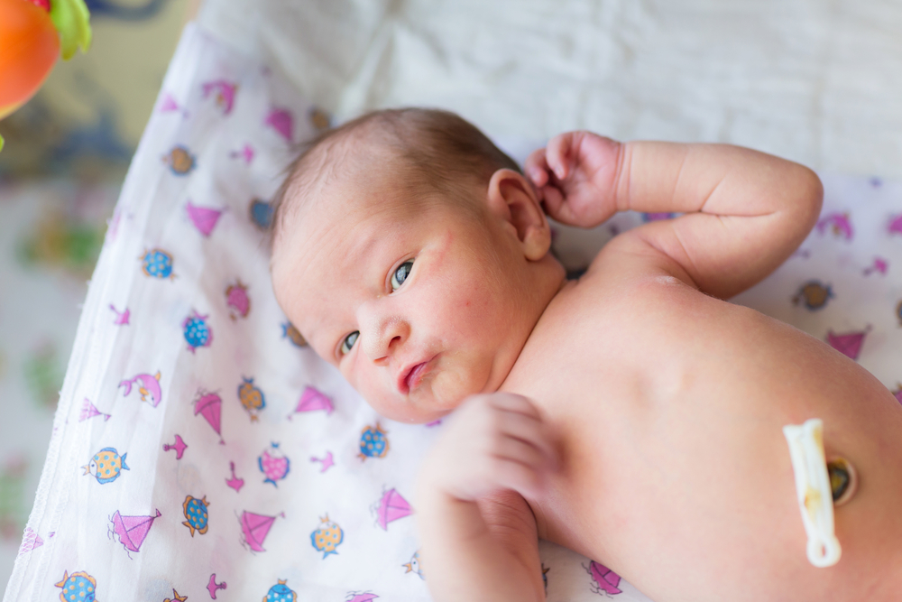 bebé recién nacido con cordón umbilical