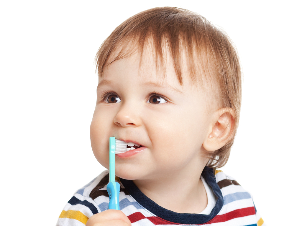 bebé cepillándose los dientes