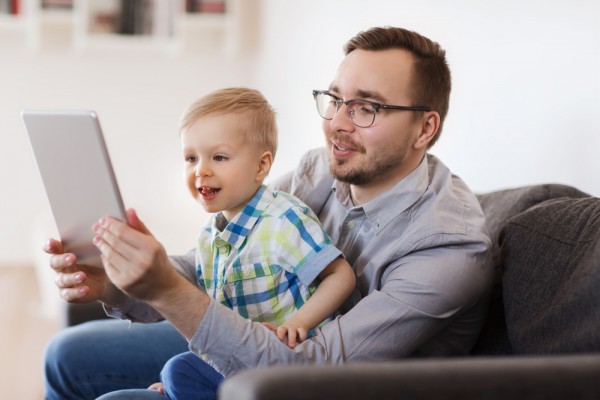 padre e hijo usando una tableta para hacer un chat de video
