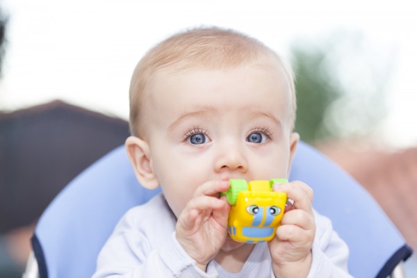 bebé explorando un juguete con la boca