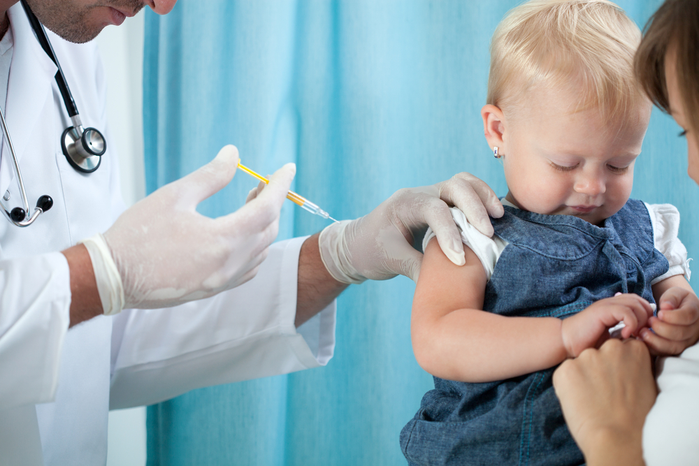 bebé recibiendo una vacuna