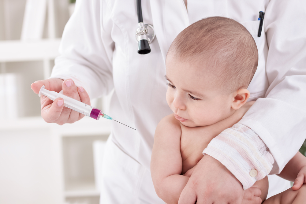 bebé siendo vacunado