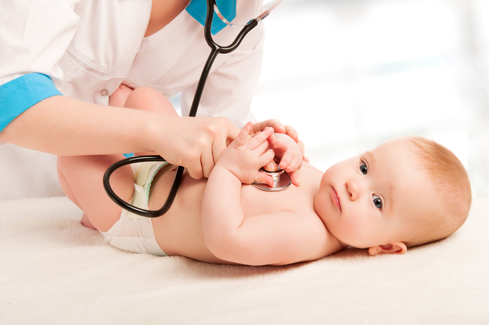 pediatra revisando el corazón de un bebé